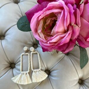 🌺New Super Cute Beachy/Resort/Tiki Dangly Earrings (lightweight) Ivory🌺
